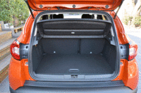 
    荷室には床面の高さを2段階に調整できるラゲッジフロアボードが備わる。リアシートは6：4の分割可倒式で、前倒しした際の最大容量は1235リッター。（写真をクリックすると荷室の変化の様子が見られます）
    