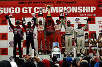 GT500クラスの表彰台。トップに立つウィナーのNo.38 auセルモスープラ（立川祐路／荒聖治組）、2位 No.25 ECLIPSE ADVAN スープラ（織戸　学／ドミニク・シュワガー組）、3位 No.37 DYNACITY トムス スープラ（ジェームズ・コートニー／片岡龍也組）。