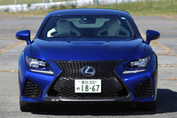 2014年10月末に発売された、レクサスの新型ハイパフォーマンスクーペ「RC F」。レクサスブランドきっての高性能モデルとして、そのスポーツイメージを際立たせる役割を担う。