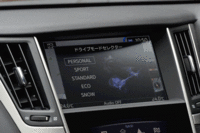 センターコンソール上部の8インチディスプレイ。カーナビや燃費情報のほか、走行モードの選択画面などを表示する。（写真をクリックすると走行モード選択の様子が見られます）
    