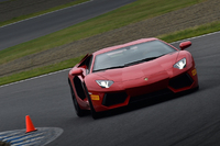 荷重移動で姿勢変化をさそっても、その挙動は穏やか。操って楽しいスーパースポーツだ。