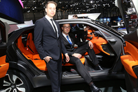 ヒュンダイデザインセンターヨーロッパのシニアデザイナー、ニコ・ムンクラー氏（写真左）と、スタジオエンジニアでエルゴノミクス担当のマーティン・ヘッセ氏（写真右）。