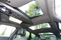 前席、後席頭上のガラスサンルーフは全車に標準装備。それぞれ電動サンシェードも備わる。