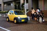 通園バスを待つ子供＆お母さん達。ツインのファニースタイルは大注目だった