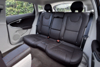 今回の試乗は、ドライバーである筆者とカメラマンの2人乗車で行った。後席を使わない場合、そのヘッドレストはドライバーの視界確保のために折りたたむことができる。（写真をクリックするとシートアレンジが見られます）
    