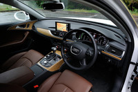 メーターパネル内には、ハイブリッドシステムの状況を示す「パワーメーター」が備わる。