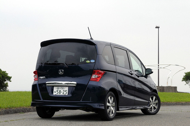 【スペック】Giエアロ：全長×全幅×全高＝4215×1695×1715mm／ホイールベース＝2740mm／車重＝1330kg／駆動方式＝FF／1.5リッター直4SOHC16バルブ（118ps/6600rpm、14.7kgm/4800rpm）／価格＝225万7500円（テスト車＝252万円）
