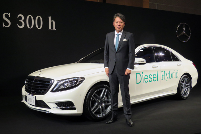 メルセデス・ベンツ日本の上野金太郎社長と、「メルセデス・ベンツS300h」。