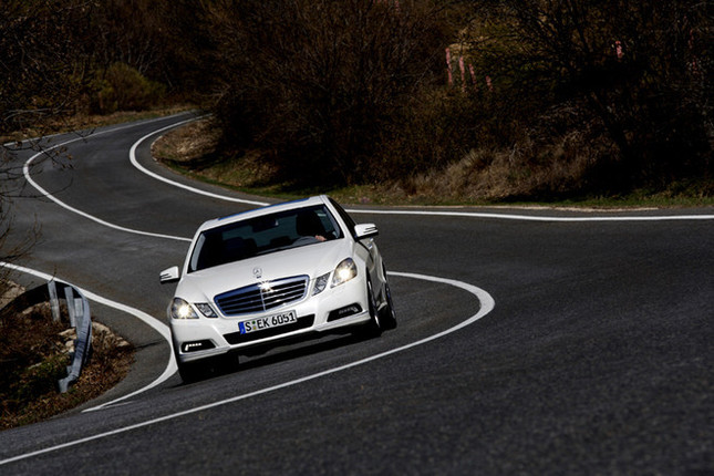 【スペック】E500：全長×全幅×全高＝4868×1854×1447mm／ホイールベース＝2874mm／車重＝1830kg／駆動方式＝FR／5.5リッターV8DOHC24バルブ（388ps/6000rpm、54.1kgm/2800-4800rpm）（欧州仕様車）
