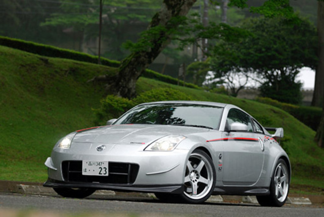 【スペック】フェアレディZバージョンS（ベース車）：全長×全幅×全高＝4315×1815×1315mm／ホイールベース＝2650mm／車重＝1480kg／駆動方式＝FR／3.5リッターV6DOHC24バルブ（294ps/6400rpm、35.7kgm/4800rpm）