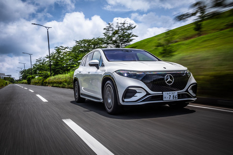 3��V�[�g������郁���Z�f�X�E�x���c�̃t���b�O�V�b�v�d��SUV�uEQS SUV�v�Ɏ���B5m��傫��������S����2...