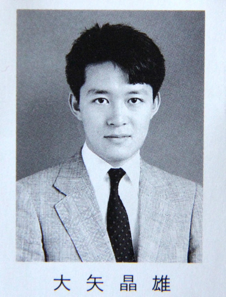 大学の卒業アルバムから。どこか事件に巻き込まれたときにニュースで紹介される写真のようで、自分で見てもこわい。