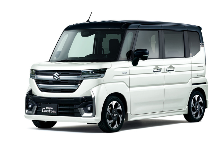 ライバルの「スズキ・スペーシア カスタム」は、フルモデルチェンジでややおとなしい顔つきに。「ホンダN-BOXカスタム」も同様で、軽自動車ではドヤ顔デザインの分化が進んでいるのだ。