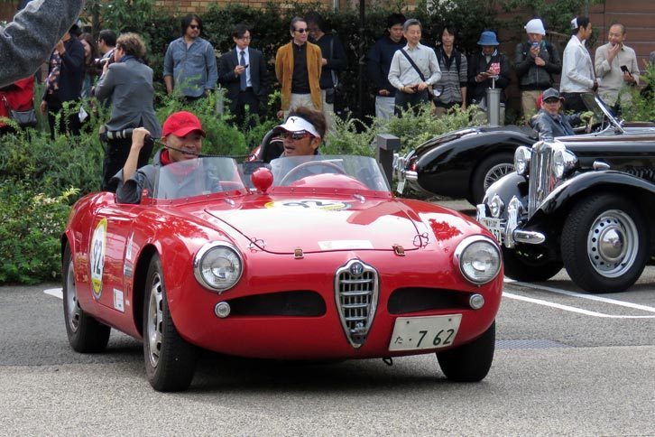 1956年式「アルファ・ロメオ・ジュリエッタ」。バンパーを外したり、レーシングスクリーンを装着したりと、レーシングカー風に大幅にモディファイされている。