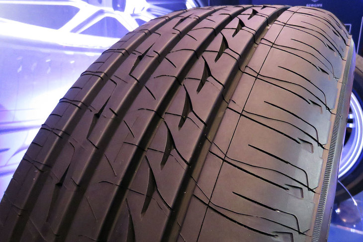 「GR-XII」のトレッドパターン。太いタテ溝の間にあるくさび形、ないし平たい三角の穴が「ダブルブランチ型消音器」だ。穴の形を工夫することで、ねらった周波数の音を抑制することができるという。