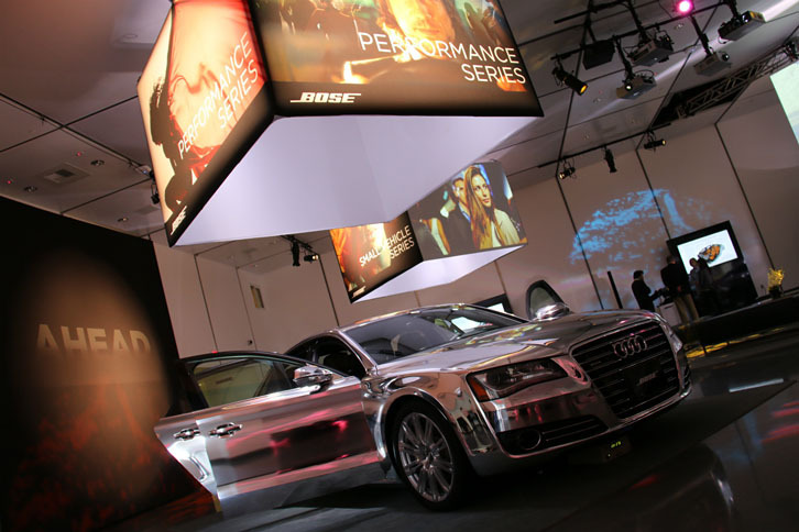 「パフォーマンスシリーズ」を搭載したデモカー。なお、ボーズはたとえ同じモデルでも、革内装とファブリック内装で別々のチューニングを施す。