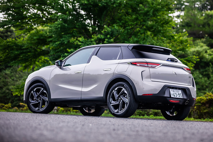 ボディーカラーは「ブランバンキーズ」「グリアルタンス」「ブルーミレニアム」「ルージュルビ」「ブランパールナクレ」「クリスタルパール」の全6色が設定される。今回の試乗車両は、ボディーがクリスタルパールでルーフトップが「ノアールベルラネラ」となるバイトーンカラーが選択されていた。