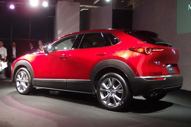 ホイールアーチのモールで、SUVらしい力強さが表現される。「CX-30」の最低地上高は、「CX-3」のものよりも15mm高い175mm。