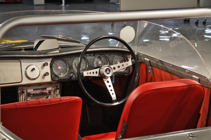 優勝車両の内部。サイドウィンドウは本来の巻き上げ式が取り払われ、アクリル製が装着されている。軽量化のためと思われるが、その割にはラジオは付いたままである。