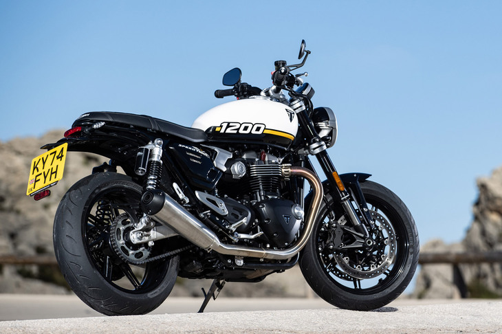2019年のデビュー以来、根強い人気を誇っている「トライアンフ・スピードツイン1200」。同車がエンジンや足まわりに手の加わる大幅改良を受けるのは、2021年6月に次いでこれが2度目だ。