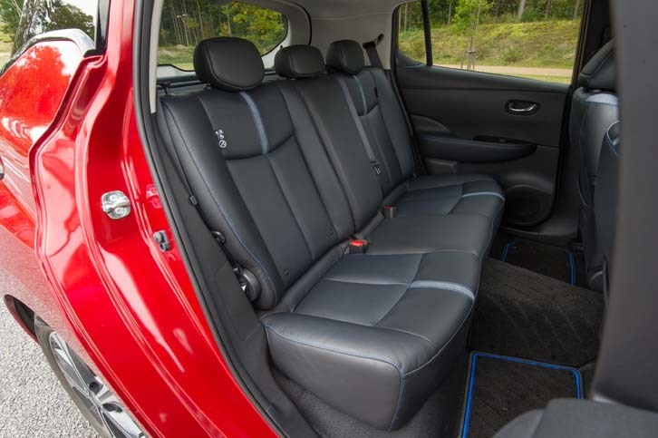 後席は3人掛け。床下にバッテリーが収まるため、着座位置は少し高めだ。