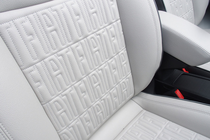 フィアット500eオープン（フロントシート）