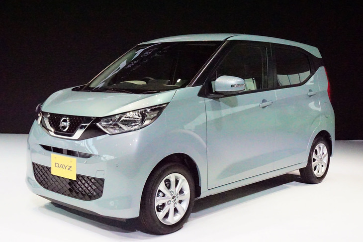 こちらの「デイズX」のボディーカラーは「ソーダブルー」。