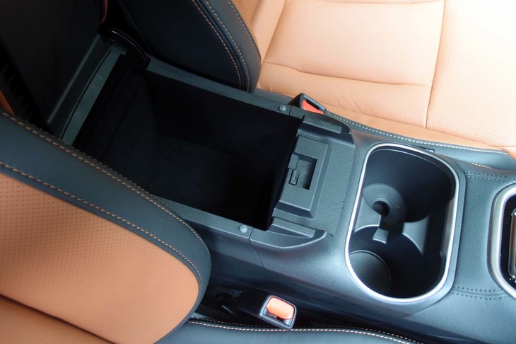 スバル・レガシィ アウトバック リミテッドEX（センターコンソールのカップホルダーおよび小物入れ）