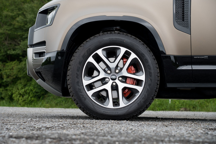 ブレーキには複数の仕様が用意されており、19インチ以上のホイールが標準となる日本仕様のディーゼル車には、ガソリン車より一段強力なものが装備される。また22インチのホイールを選択すると、ガソリン車、ディーゼル車ともに大径のディスクローターと6ピストン対向モノブロックキャリパー（フロント）が装備される。