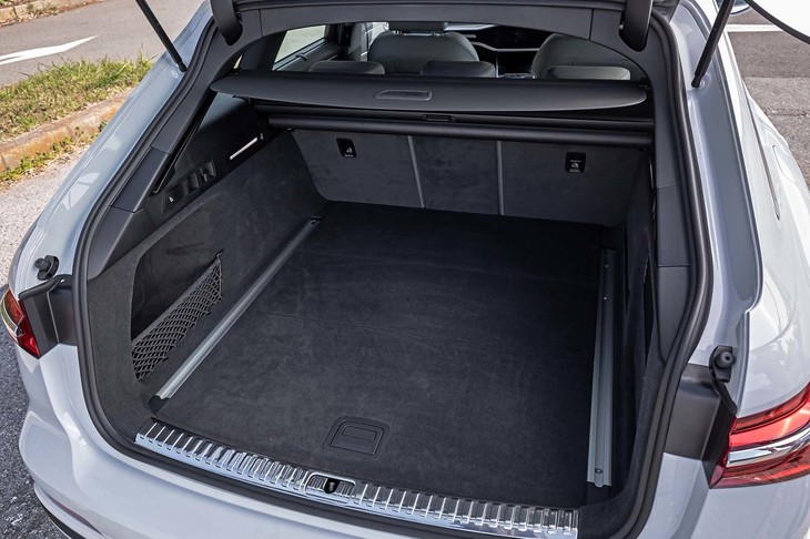 容量565リッターの荷室を持つ「A6アバント」。後席のバックレストは40：20：40の分割可倒式となり、多彩なシートアレンジが可能だ。アドバンストキーを持っていれば、バンパー下に足をかざす動作でテールゲートの開閉が行える。