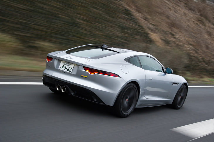 「400スポーツ」には、テスト車の「インダスシルバー」のほか、「サントリーニブラック」「ユーロンホワイト」と全3色のボディーカラーをラインナップ。イエローのアクセントとのマッチングを考慮して設定されている。