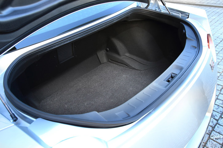 トランクルームの仕様は他のグレードと変わらない。リアシートと荷室の間には、ドアインナーなどと同じくアルミダイキャストメンバーが用いられている。