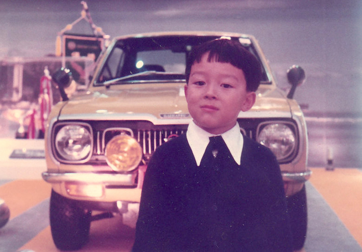 1972年の東京モーターショーにおける幼少期の筆者。「ダイハツ・フェローMAXハードトップ」の前で。