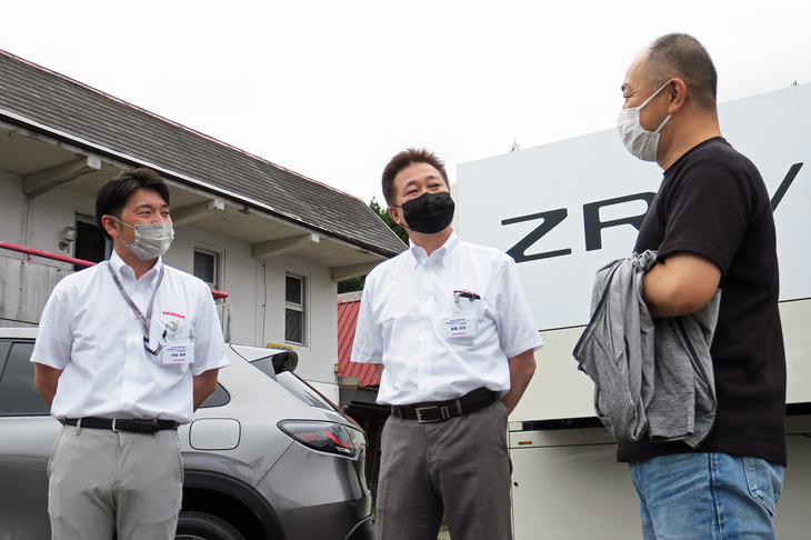話をうかがった2人。写真向かって左が、本田技研工業 完成車開発統括部 車両開発三部 車両運動性能開発課アシスタントチーフエンジニアの伊藤泰寿さん。中央がパワーユニット開発統括部 パワーユニット開発一部 中大型パワーユニット性能開発課 アシスタントチーフエンジニアの斉藤武史さん。