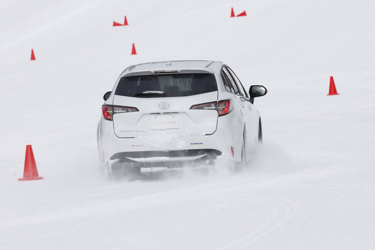 FWD仕様の「トヨタ・カローラ ツーリング」で雪上特設コースを試走。前後方向のグリップ力に不満はなく、アクセルペダルをジワリと踏み増すことで、難なく速度をアップさせることが可能であった。