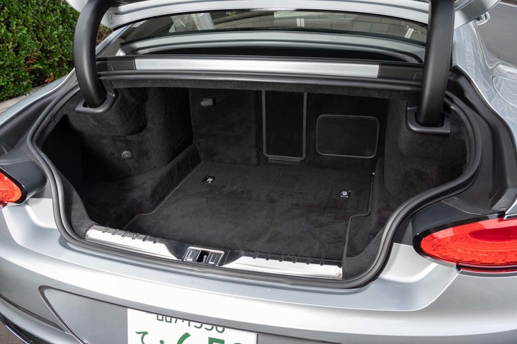 トランクスペースの容量は358リッター。トランクスルー機構も備わっている。