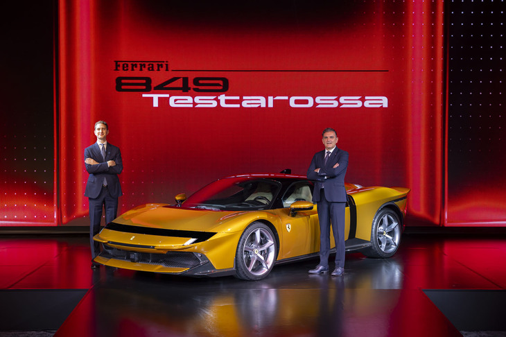 「フェラーリ849テスタロッサ」の発表イベントに登壇した849テスタロッサ プロジェクトマネージャーのマルコ・スペッソット氏（写真左）とフェラーリ・ジャパン代表取締役社長のドナート・ロマニエッロ氏（同右）。