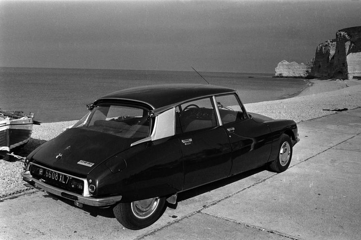 独特なリアまわりの造形は、実は偶然も作用した結果の産物。生産化直前までファストバックを想定していたという。