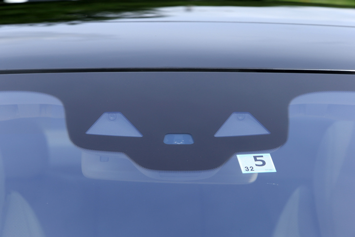 「Eクラス クーペ」は操舵支援機能・前走車追従機能付きクルーズコントロールや、自動緊急ブレーキなどからなる「レーダーセーフティパッケージ」が全車標準装備となる。