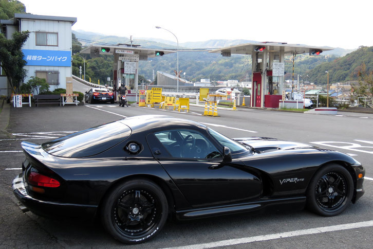 快気祝いに、箱根－御殿場をのんびりひとっ走りの図。「箱根ターンパイクって、いつの間にか『MAZDA～』とか『TOYO TIRE～』から、昔の名前に戻ってたのね」というどうでもいい話はさておき、早川料金所にて鎌倉在住という「メルセデス・ベンツSL」乗りさんとクルマ談義で盛り上がる。その節はお世話になりました。