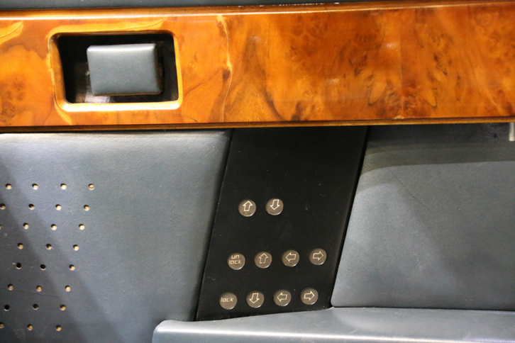 「ラゴンダ」のドアに備わる、パワーウィンドウなどのスイッチ類。スタイリッシュすぎる……。