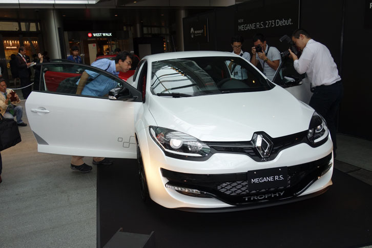 フロントグリルの”TROPHY”が目印となる。