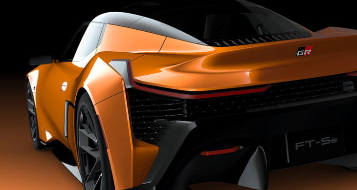 「トヨタFT-Se」（写真）の主要コンポーネンツは「FT-3e」と共通。こちらは「GR」のエンブレムを備えた高性能なEVスポーツカーとして提案される。