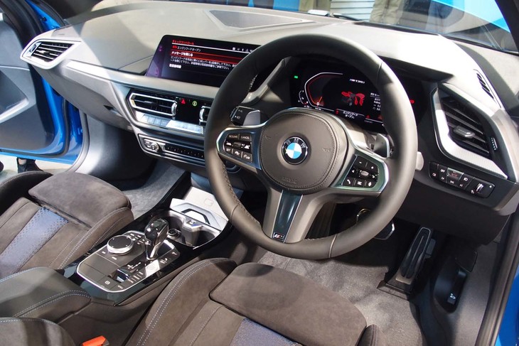 日本導入モデルは、全車右ハンドル仕様となる。「M135i」（写真）には、10.25インチの液晶パネルを2つ用いたBMWライブ・コックピットが標準装備される。