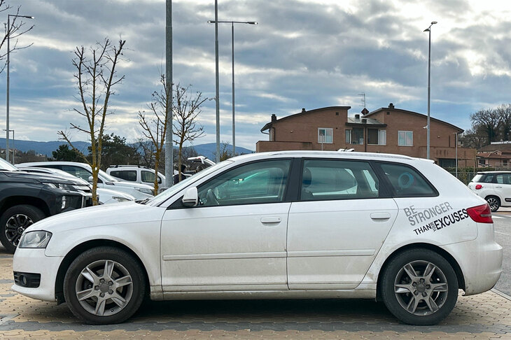 【写真9】「言い訳をするより強くあれ」というスローガン付きの「アウディA3」。説教くさいが印象的なメッセージ。