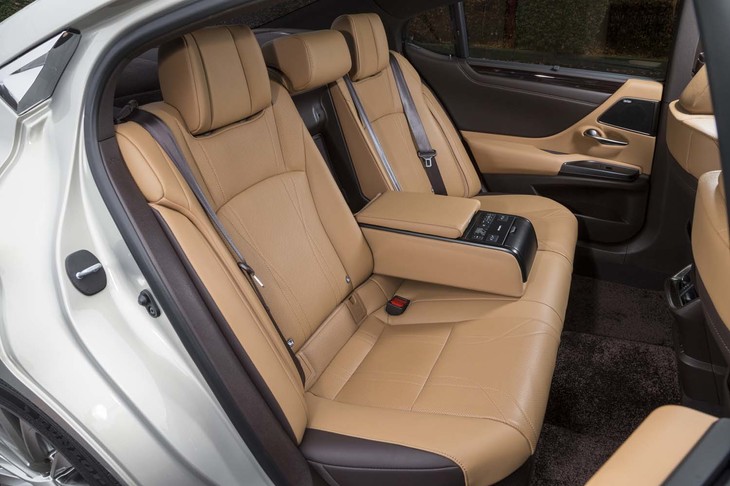 広々とした足元空間が自慢のリアシート。電動サンシェードも備えている。