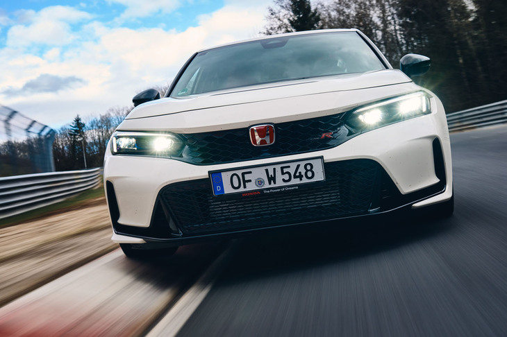 ニュルブルクリンク北コースの市販FF車最速の座を取り戻した「ホンダ・シビック タイプR」。欧州だけに設定されているエアコンなどを搭載しない軽量仕様で、オプションタイヤの「ミシュラン・パイロットスポーツ カップ2コネクト」を履いてのチャレンジだった。