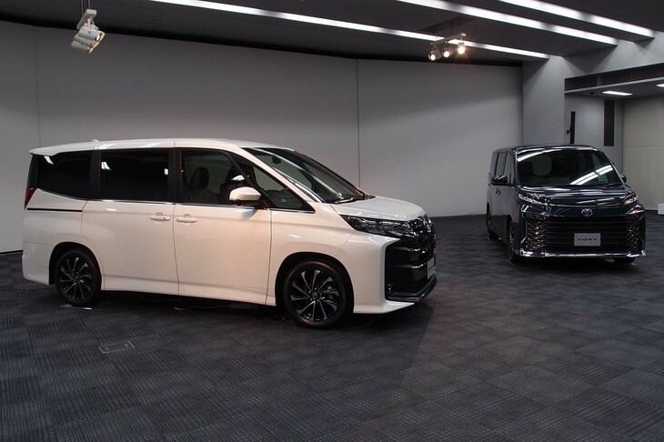 「トヨタ・ノアS-Z」（写真左）と「ヴォクシーS-Z」（同右）。