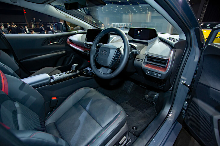 インテリアでは、ダッシュボード上面に備えられた2枚のディスプレイが特徴。広さ感の強調に加え、運転に集中できる空間とすることも重視されている。