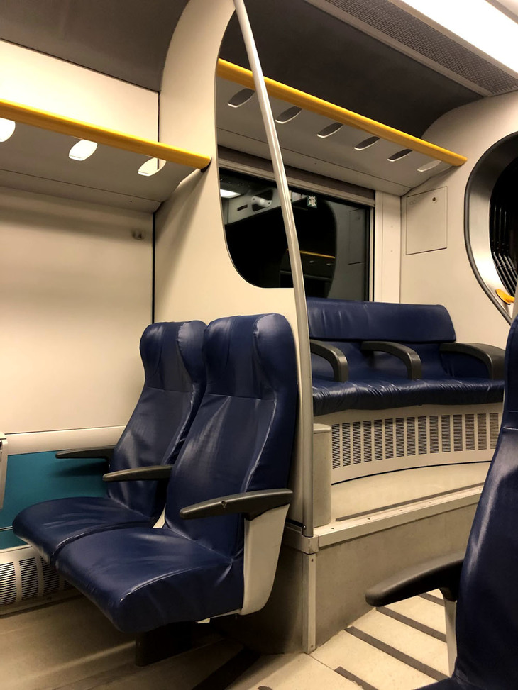 【写真18】「ミヌエット」の室内。低床にすることにより出っ張った台車ハウス上に、ラウンジ風シートを設けている。